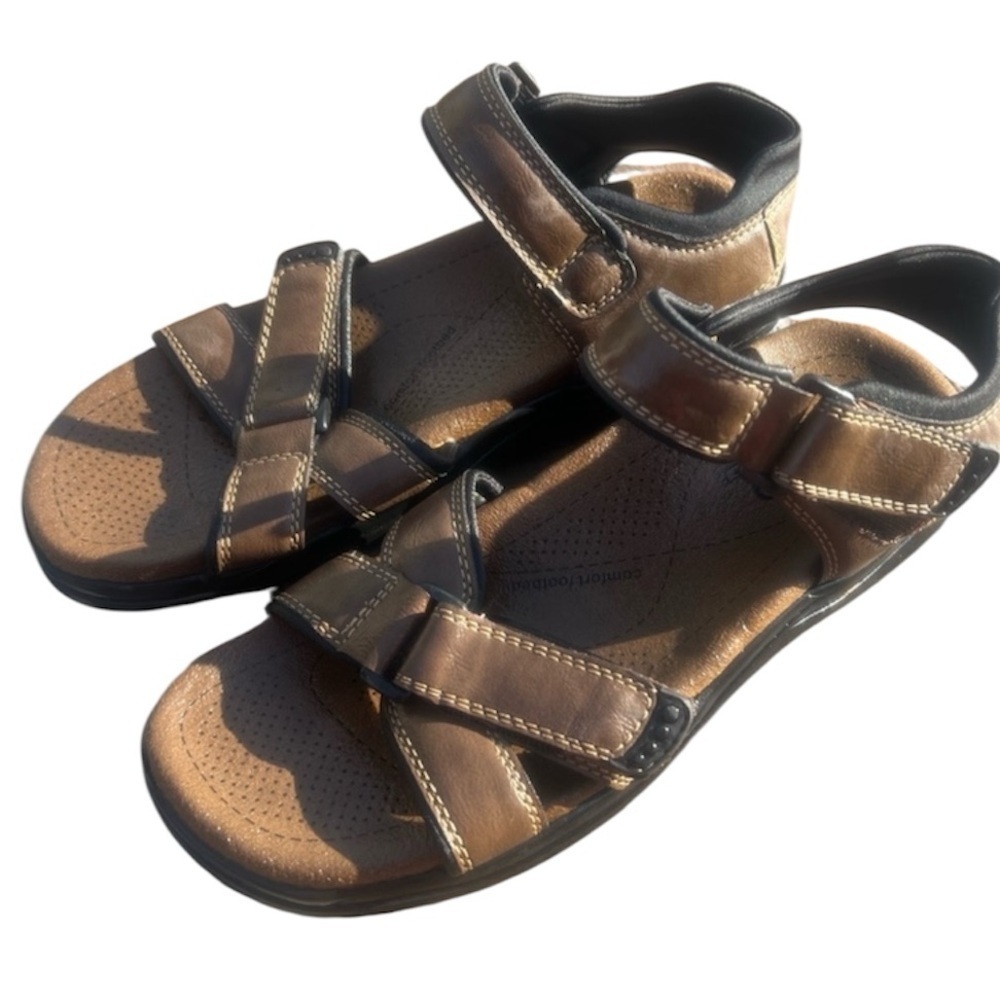 Izod men’s brown sandals, size 10 medium Velcro staps very good condition